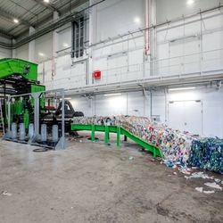 Línea de separación automática de botellas de PET, latas de aluminio y de hierro